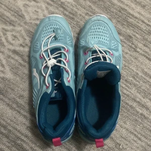 Ljusblå sneakers från Bagheera - Säljer ett par ljusblå sneakers från Bagheera i storlek 37. Skorna har vita snören och en vit sula med rosa detaljer. De är i bra skick och perfekta för träning eller vardagsbruk. Lätta och bekväma med bra ventilation.