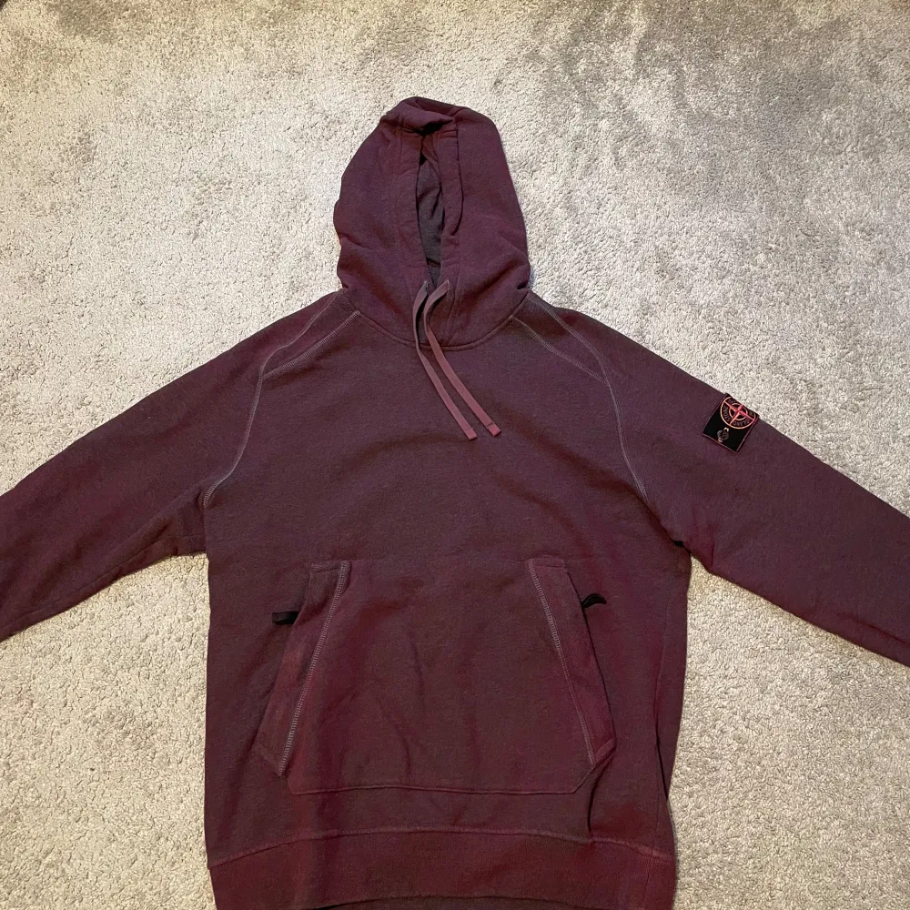 STONE ISLAND DUST COLOUR TREATMENT HOODIE - Vinröd - Storlek: M (Äkta, Knappt använd, Nypris: 3 000kr) - Priset inte hugget i sten. Hoodies.