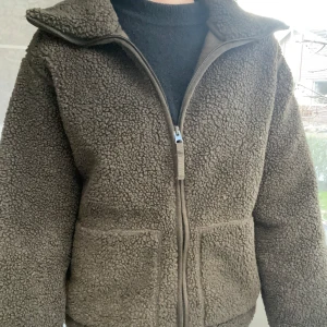 Mörkgrön teddyjacka - Säljer min trendiga teddyjacka ifrån Hm. Köpt för några dagar sedan och har prislappen kvar. Storlek S men passar mig som har storlek xs/s. Slutsåld överallt. Kontakta för fler bilder. Priset går att diskutera. 