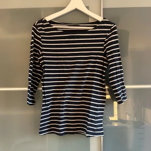 Randig topp med trekvartsärm - Den är använd ganska mycket, men finns inga anmärkningar på den.