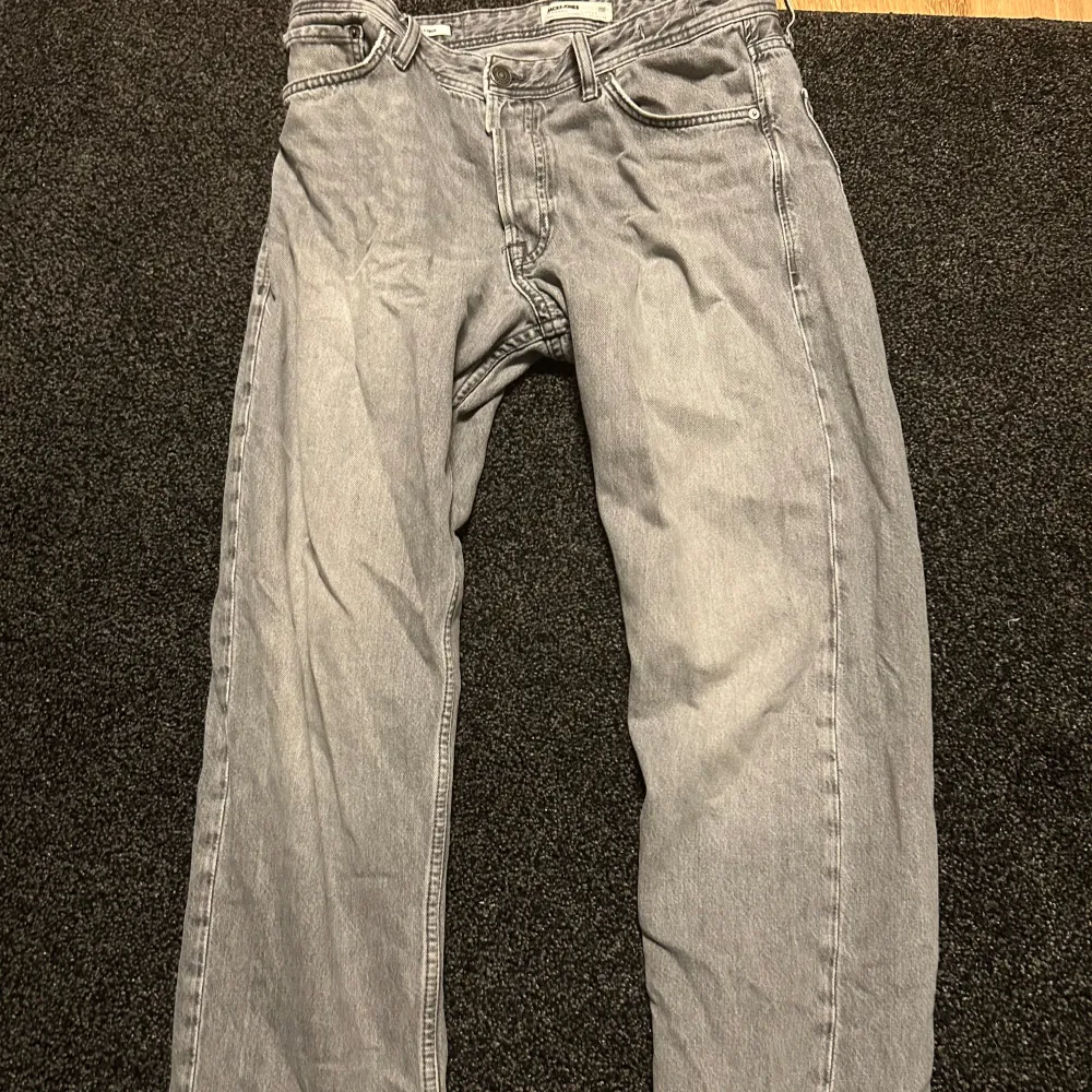 Säljer ett par grå jeans från Jack n jones, storlek 32/34 knappt använda.. Jeans & Byxor.