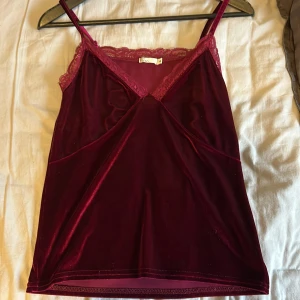 Vinrött linne - Ett jätte gulligt linne från Nelly. Jag har köpt det på Sellpy men kommer inte till andvändnig. Det var lite stort så jag sydde upp axlarna lite( se bild 4/5) men annars i bra skick!💕