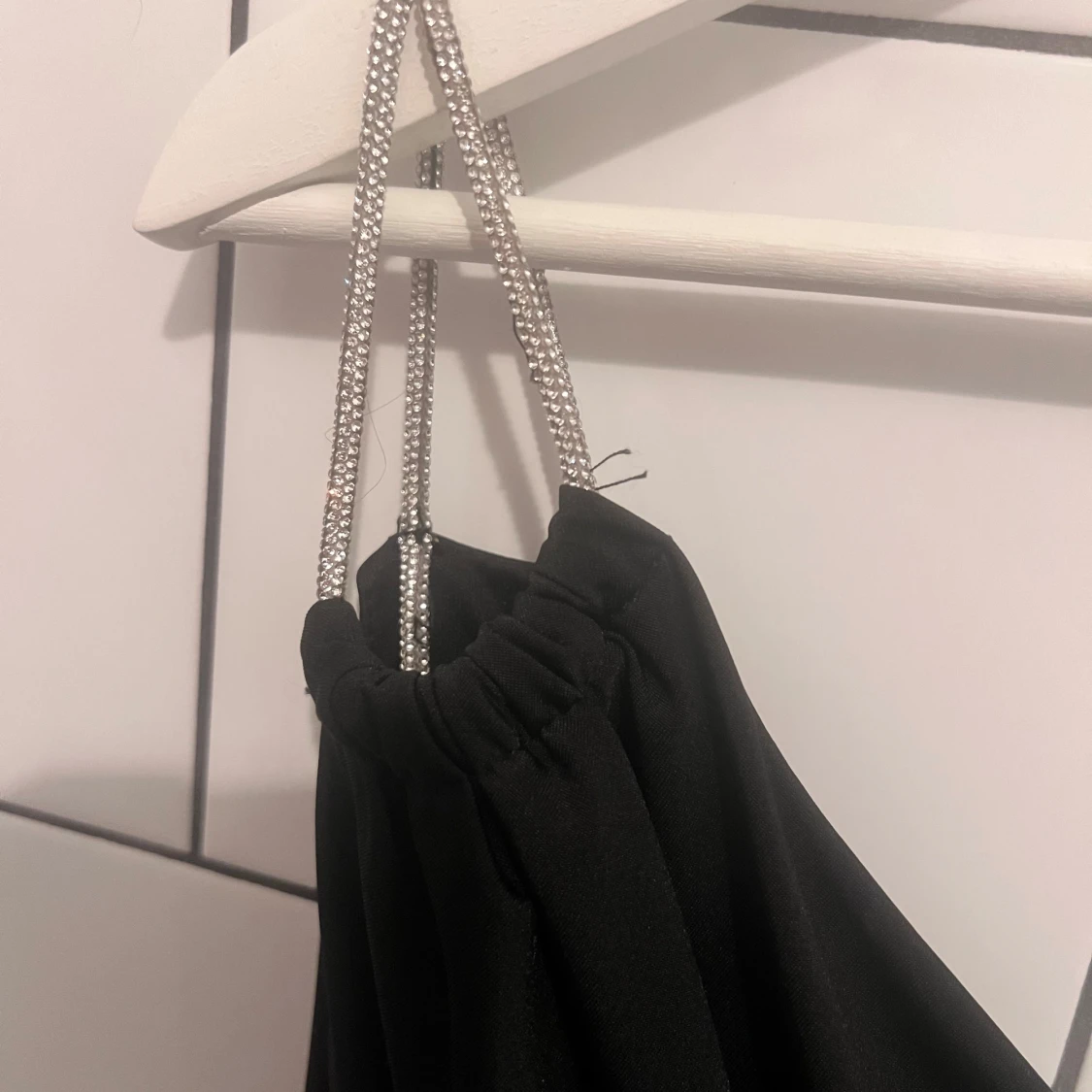 Svart one-shoulder klänning med glittriga axelband - 90