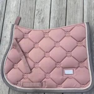 Pink pearl schabrak - Ljusrosa schabrak med grå kant och vita pärlor. Från equetrian stockholm. Använd endast 3 gånger. Köpt för 899 kr säljs för 550kr. Säljs då den inte passar min ponny.