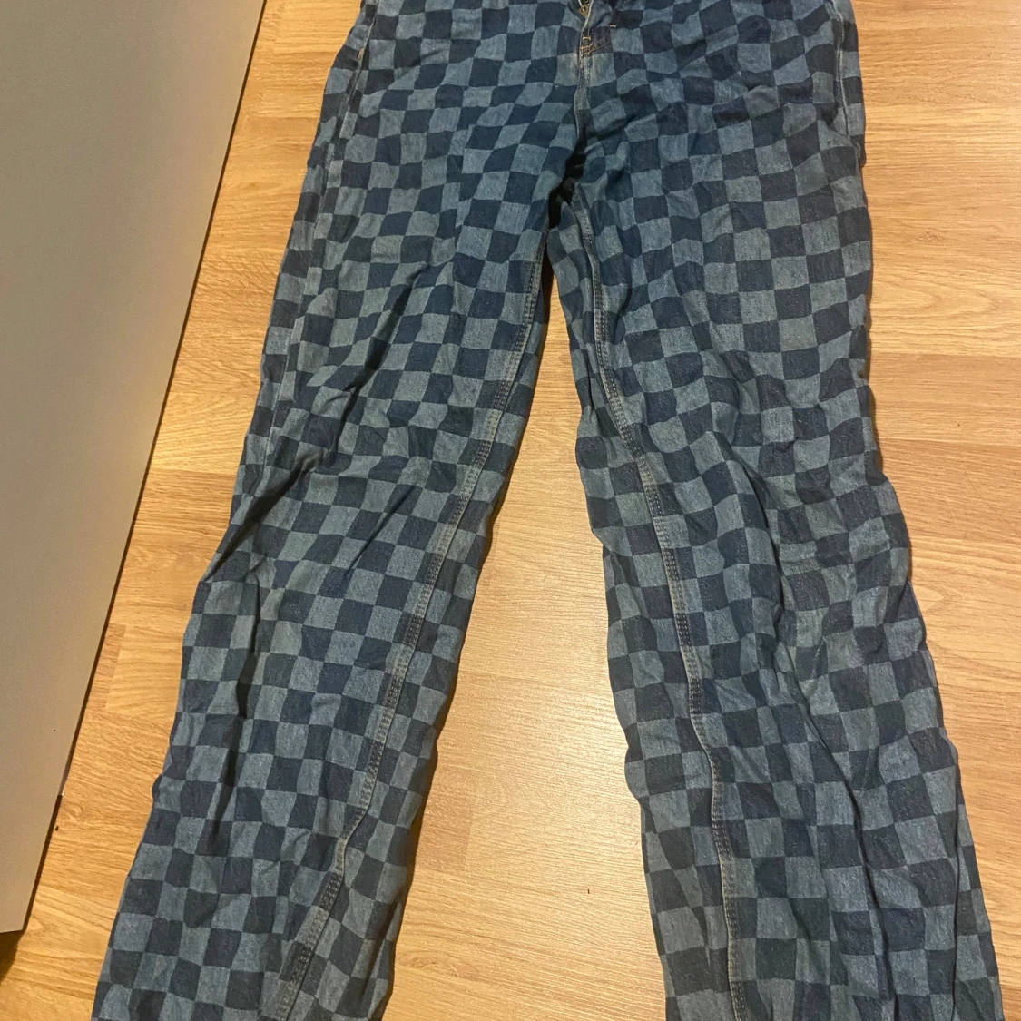 Rutig denimbyxa med hög midja