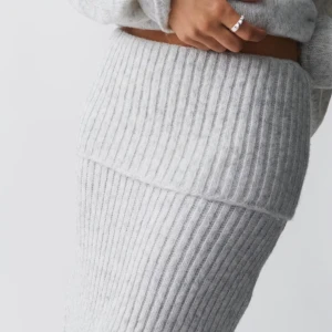 Stickad lång kjol - Grå ribbad stickad trendig kjol, nypris 499kr🤍.