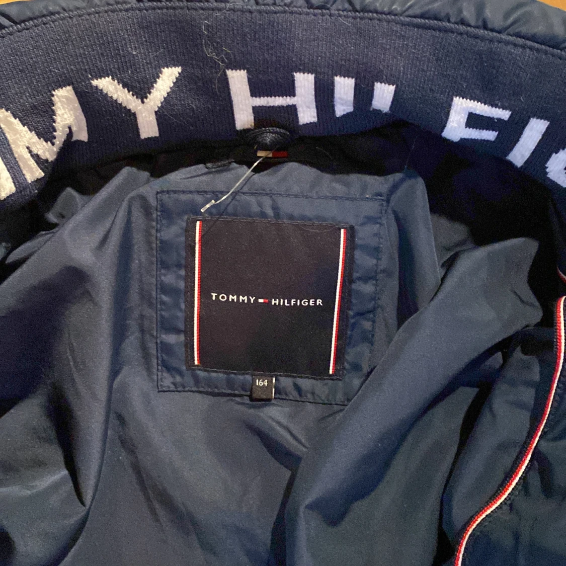 Blå pufferjacka/dunjacka från Tommy Hilfiger - 92