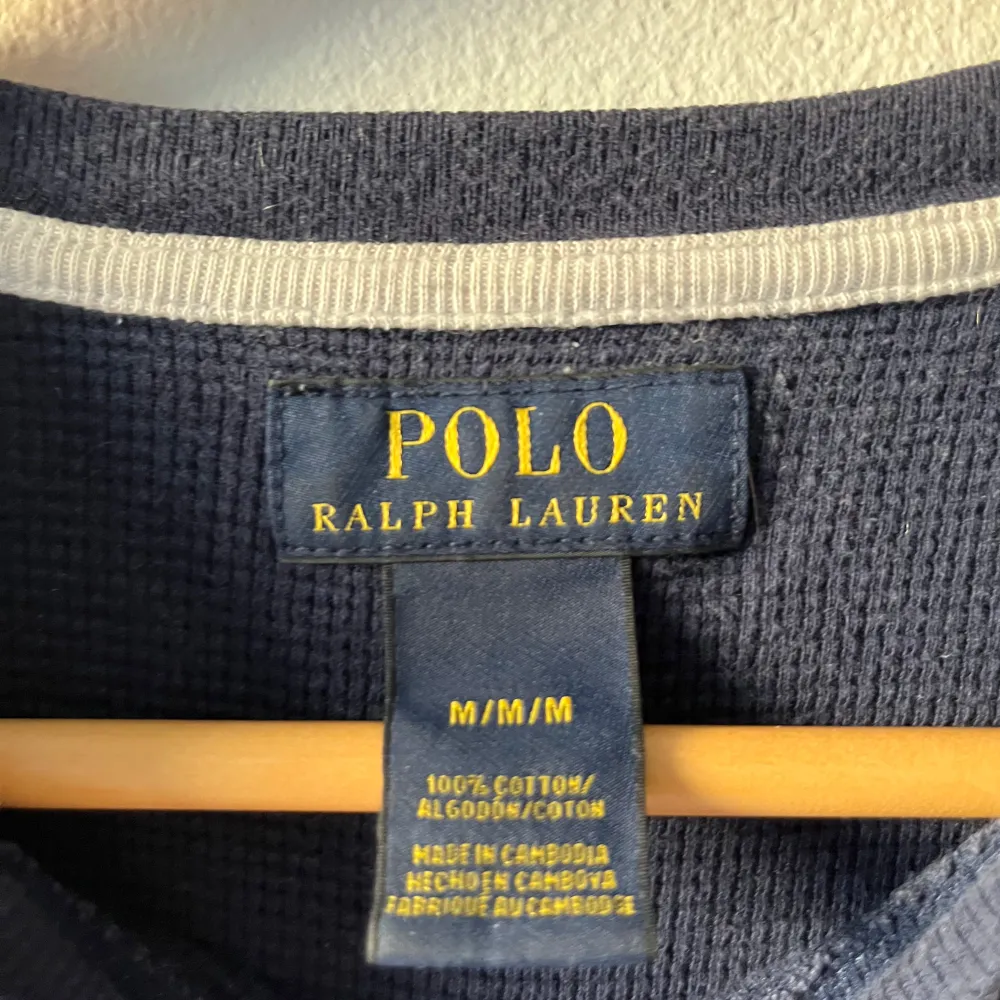 Säljer en stilren mörkblå långärmad tröja från Ralph Lauren. Tröjan är i bomull och har en liten broderad logga på bröstet. Perfekt för både vardag och lite finare tillfällen. Skön och enkel att matcha med det mesta. Passa på att fynda denna klassiker!. Tröjor & Koftor.