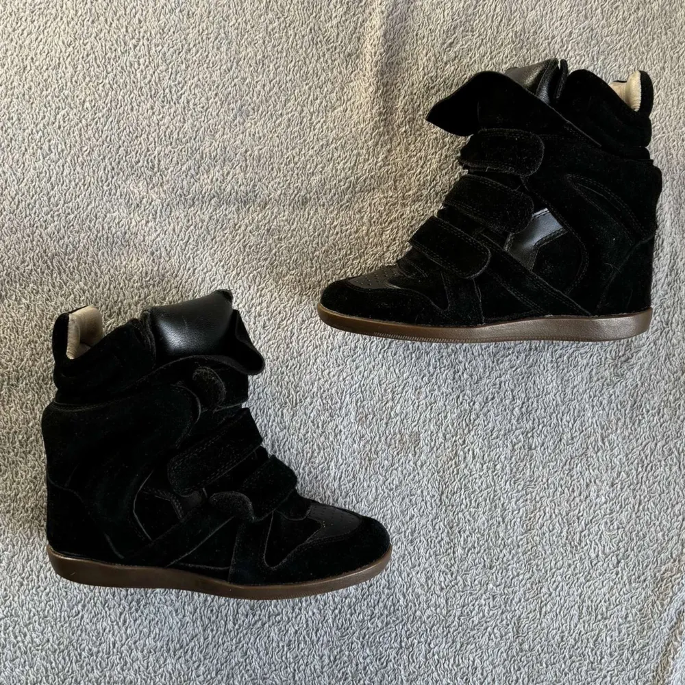 Snygga svarta sneakers i mocka med kilklack och coola detaljer. Köpta här på plick, fick inte med något kvitto eller liknande så är inte säker på om dem är äkta. storlek 36:) kom gärna med frågor, priset är inte fast. Skor.