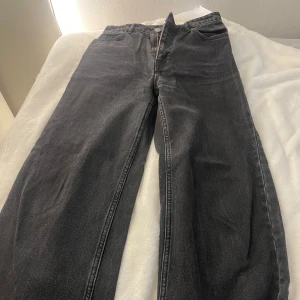 Svarta jeans från Monki - Säljer ett par svarta jeans från Monki i bra skick. De har en klassisk design med knapp och dragkedja framtill. 