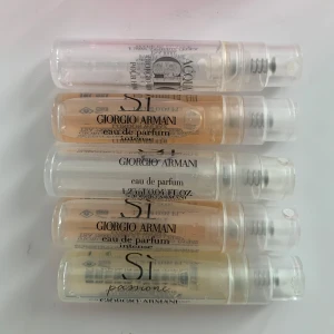 5 minis Giorgio Armani ( Si Eau de Parfum ) - Fyra små sprayflaskor av Giorgio Armani Si Eau de Parfum. Och en aqua di gio. Perfekta för resor eller att ha i handväskan. Säljer alla till paketpris.
