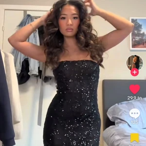 Svart glittrig klänning från BikBok -Euphoria - Snygg svart klänning från BikBok med glittriga detaljer. Den har en tight passform som framhäver figuren. Perfekt för festliga tillfällen när du vill glänsa lite extra. Klänningen är i mycket bra skick endast testad och redo för nyårsfesten eller en utekväll. Helt slutsåld i alla storlekar på hemsidan nypris 899kr. 