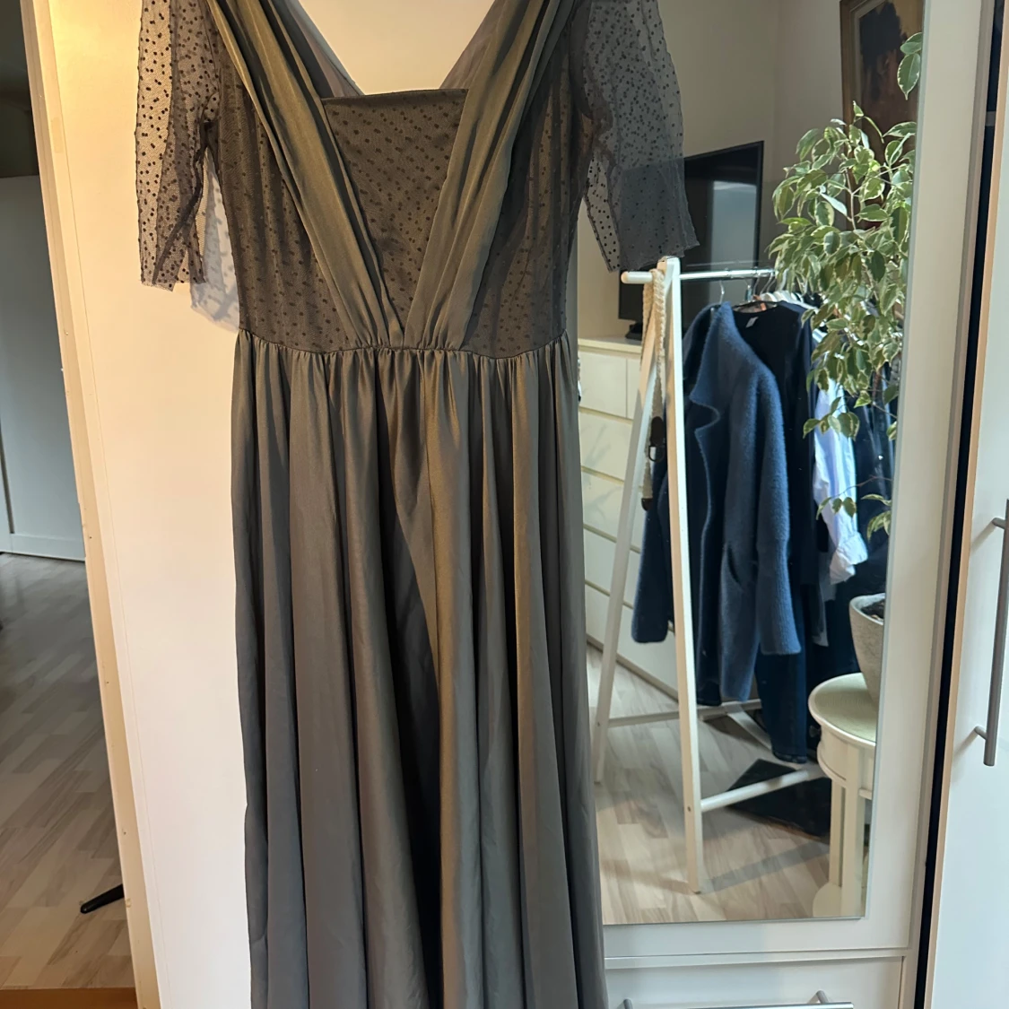 Grå långklänning från Paola Collection