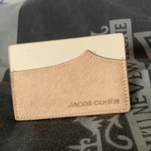Jacob choen plånbok  - Tja! Säljer min unika och stilrena plånbok som är från jacob cohen nypris 1100 mitt pris 675 skick 10/10 hör av er om ni skulle ha några funderingar!pris ej diskuterbart!