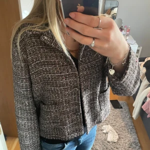 Mönstrad ascool kavaj  - Säljer en snygg mönstrad kavaj från Brandtex i storlek 38. 💕💕