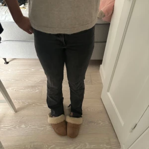 Jeans med slits - Säljer då dem tyvärr inte kommer till användning , storlek 34 men passar 36 också