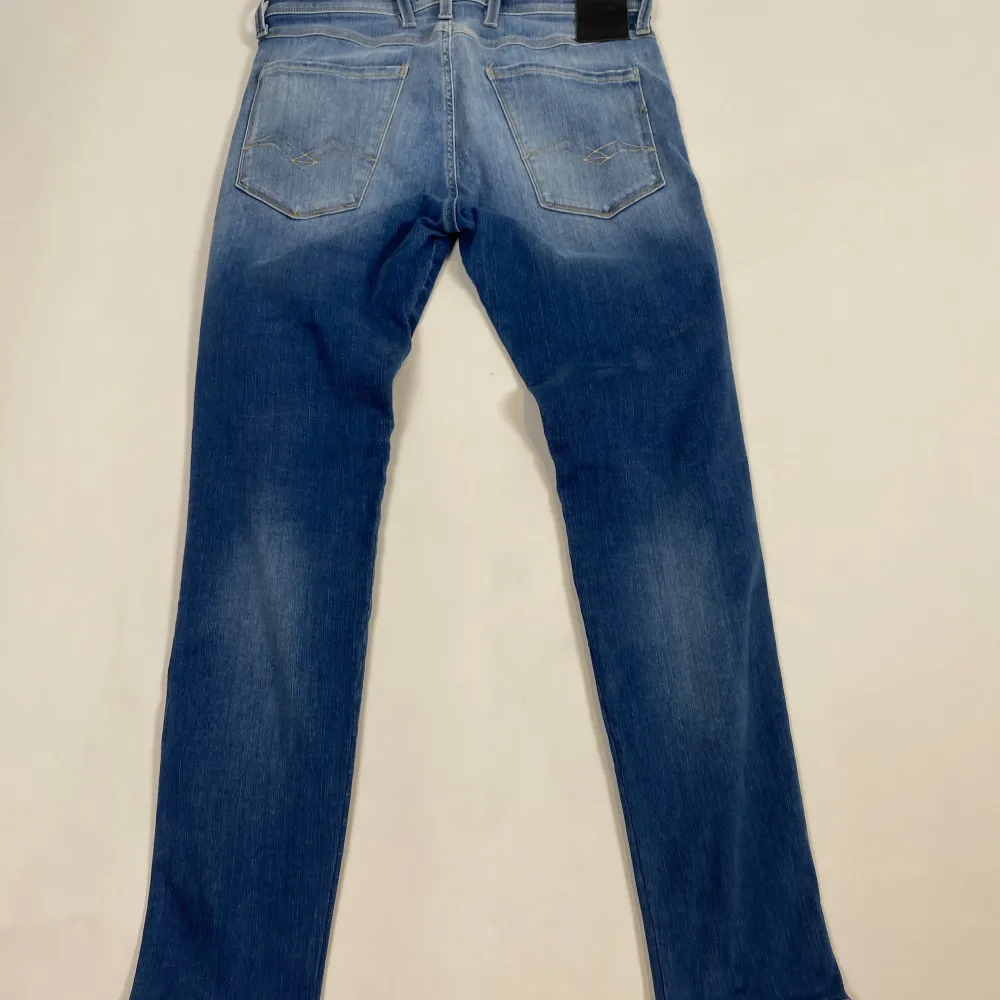 Modellen är 184 och väger 70kg | Replay jeans | Modell anbass | Passform slim fit | Midjemått - 38 cm Benets längd - 99 cm Ankelvidd - 14 cm | Hör av dig vid frågor!. Jeans & Byxor.