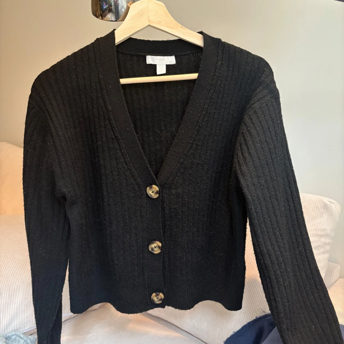 Svart ribbad kofta med knappar