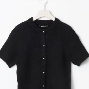 Svart kofta från Gina tricot - Säljer en superfin svart kofta från gina tricot. Aldring använd. Den har korta ärmar och knappar framtill. Superfint skick och i storlek S nypris 399 mitt pris 199