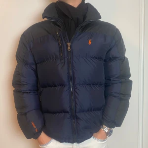 Polo dunjacka L passar M - Polo dunjacka | Modellen är 184 och väger 70kg | L passar M | Dragkedja på vänster fick trasig annars mycket bra skick! | Hör av dig vid frågor!