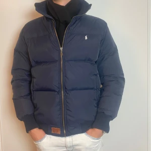 Polo dunjacka L passar M - Polo dunjacka | Modellen är 184 och väger 70kg | L passar M | Mycket bra skick! | Hör av dig vid frågor!