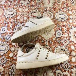 Valentino Skor - Hej! Säljer nu mina skor från märket valentino, storlek 39,  bra skick, tveka inte på att höra av dig om du har frågor eller funderingar kring skorna!