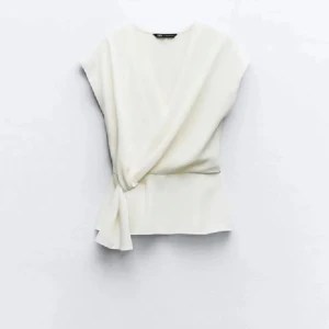 Zara blus - Söt zara blus i strl xs men passar även s. Jättefint skick, knappg använd. Finns att mötas upp i täby/danderyd!💕 Skriv vid frågor!💕💕 