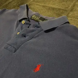 Ralph Lauren piké i defekt fritt skick! 🤠Storlek L, den är av den äldre modellen som ni ser på lappen därav det billiga priset ! ✅ Bara att höra av er vid frågor 🙌