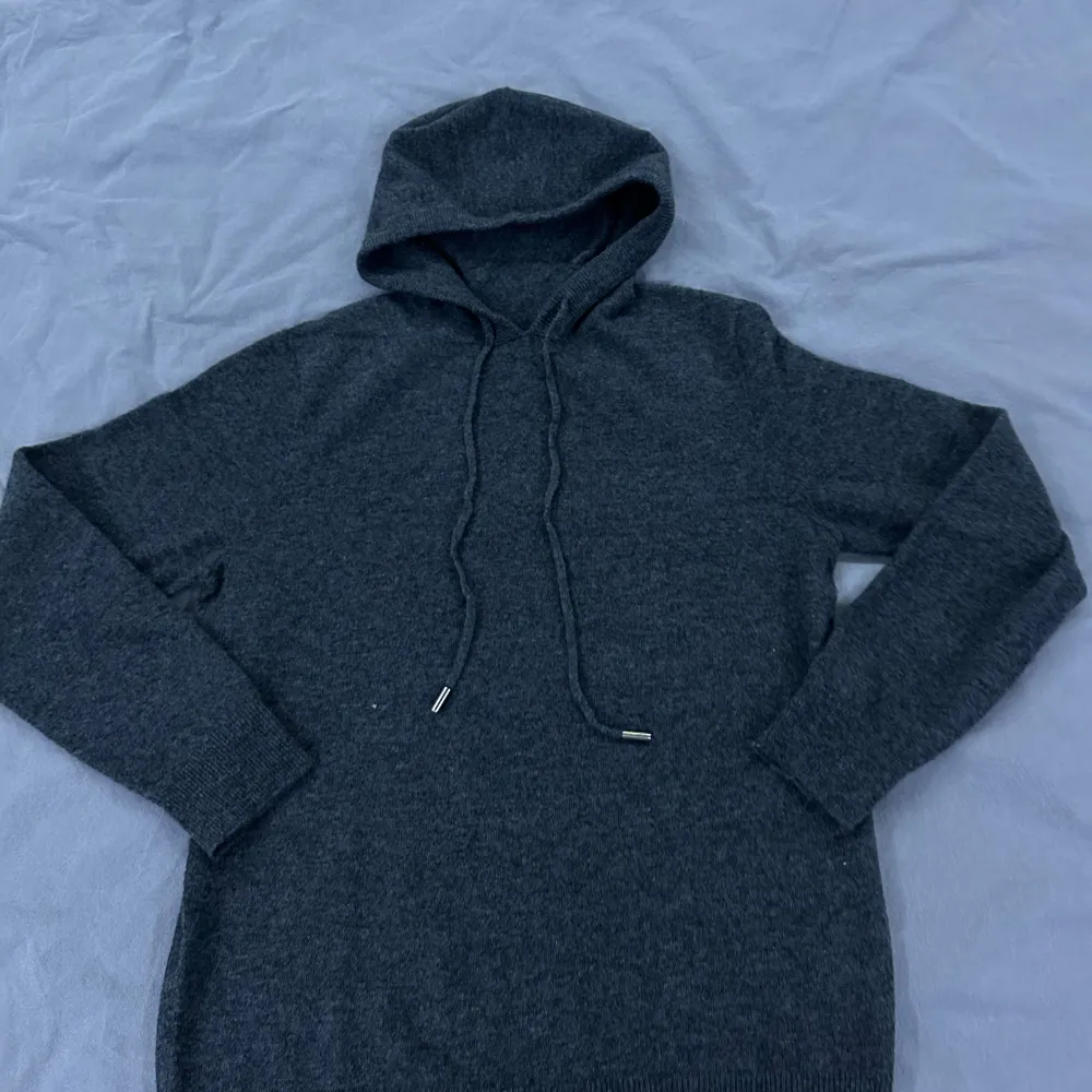 Säljer en mysig mörkgrå merino hoodie som är helt ny. Bara prövat den innan och den va för liten (Storlek S) skriv vid intresse!!. Tröjor & Koftor.