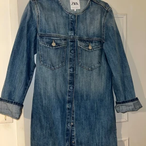 Denim klänning  - Så snygg denim klänning från zara, använd en gång! Den är i storlek L men skulle säga agg det är mer åt en M🥰 