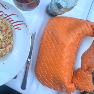 bottega väska - sååå sjukt snygg bottega liknanden väska i snyggaste färgen, verkligen så så fin!!! väskan har några små fläckar men de går att skrubba bort💖💖annars superfint skick!!