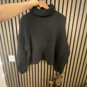 Svart stickat tröja - Svart kort stickad tröja, perfekt till vintern då den är varm och mysig. 