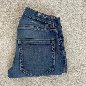 Dondup Jeans slim - Hej, Säljer nu mina super snygga dondup jeans som är i modellen "slim".Jeansen är i storlek 31. Jag på bilden är ungefär 180 och väger 68kg. Nypris ~ 3000kr mitt pris 500kr. Hör av er vid frågor eller funderingar! 🤝🏻