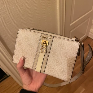 Guess väska - Mycket bra skick, super fin väska köpt för 1500. Endast små defekter på axelbandet annars som ny!