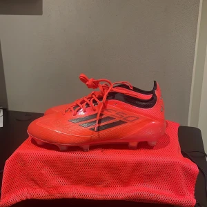 Adidas F50 Elite FG - Säljer dessa helt nya F50s från adidas! Skick 10/10! Inte ens använda en enda gång. Storlek 39 1/3, Ny pris 2699, Mitt pris 2199
