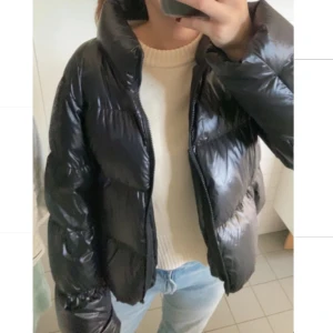 Jacka uniqlo - Säljer denna svarta pufferjackan från Uniqlo i jättefint skick. Säljer endast så den inte passar mig helt, passar en S eller M bäst. Priset är diskuterbart!!❤️