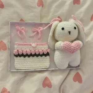 Handgjord virkad present🤍✨🪞 - Supergullig handgjord virkad set 🐰💖                        Passar perfekt som en julklapp och det tillkommer även en presentask med söta detaljer (finns olika alternativ av askar vid beställning)