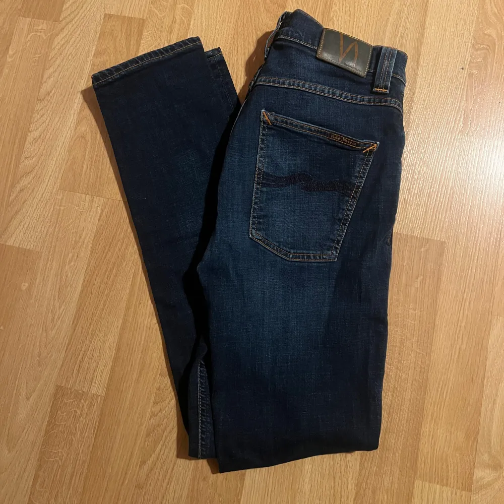 Nudie Jeans i modellen Grim Tim. Storlek 31/32. Lagning nedanför gylfen därav det billiga priset. Syns ej lika tydligt när de sitter på. Skriv om ni har frågor.. Jeans & Byxor.