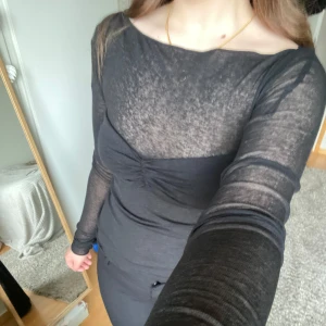 Topp från gina - Svart långärmad topp från gina i storlek S💕