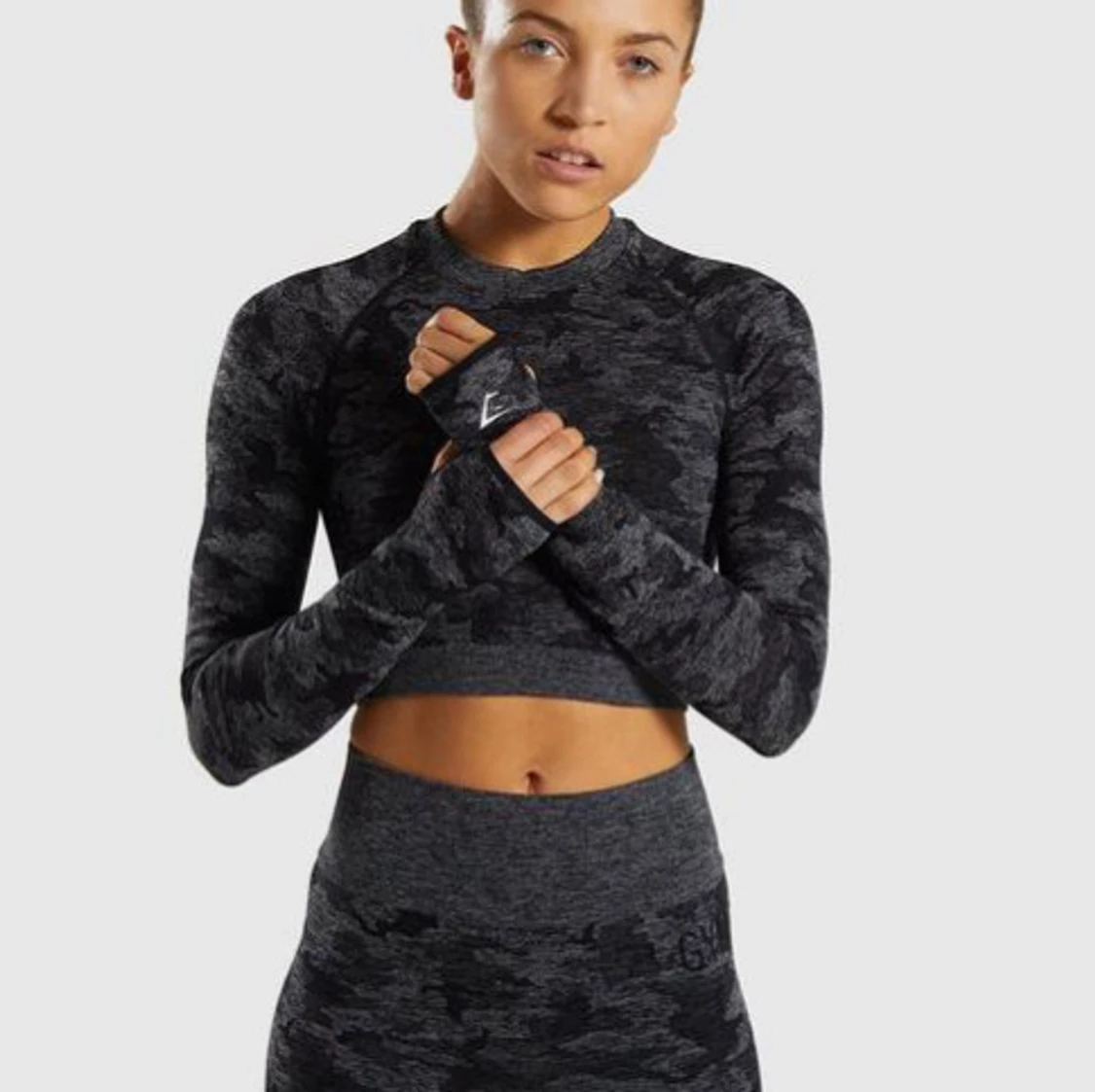 Svart camo träningströja från Gymshark