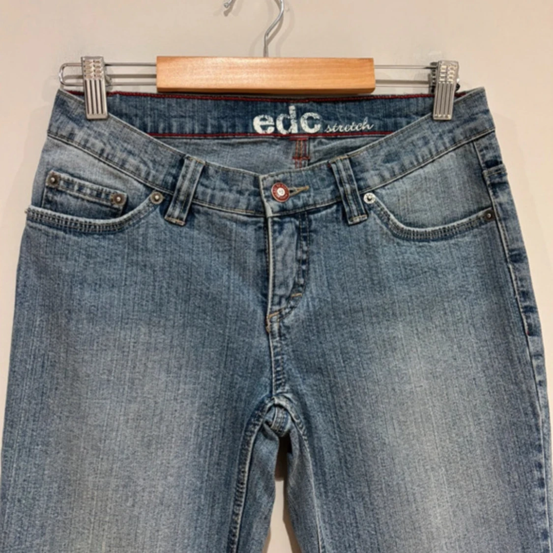 Blå bootcut jeans från EDC - 90