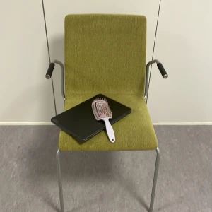 Grön sittplats mvh olof.  - Grön rumphållare. Unisex. Rumpborste och dator 👨‍💻 ingår❤️ mvh. Olof.. allt så med vänliga hälsningar olof 🌹 ros