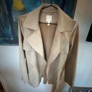 Beige kappa - Beige kappa från Hm. Knappt använd så i väldigt gott skick! Storlek XS/ S