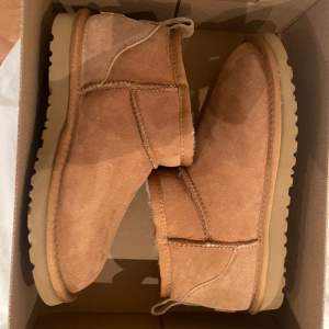 Helt nya uggs, säljer pga av att jag beställde fel storlek!! Om man vill ha med lådan så kan man få det också♥️♥️ny pris är 2000kr