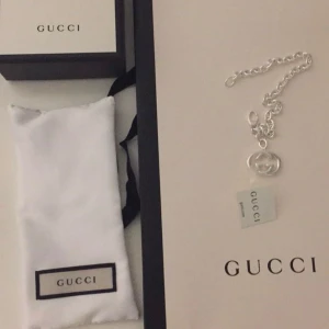 Silverarmband från Gucci - Säljer ett elegant silverarmband från Gucci med det ikoniska GG-emblemet. Armbandet är i nytt skick och kommer i originalförpackning med tillhörande påse. 925 silver 