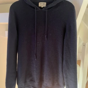 Mörkblå hoodie från Soft Goat - Säljer en fet mörblå hoodie från soft goat! Storleken är xl men den passar som Storlek M. Perfekt för kyliga dagar. Hoodien är i toppskick, har inte använt den många gånger. Nypris 3700, mitt pris 1200. Om ni har några frågor så är de ba ställa!