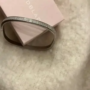 Säljer ett superglittrigt och elegant armband med stenar. Perfekt för att ge lite extra bling till din outfit. Armbandet är i  bra skick och passar till både vardag och fest. Det är enkelt att matcha med andra smycken och accessoarer. Använder inte silver därför säljer jag det❣️