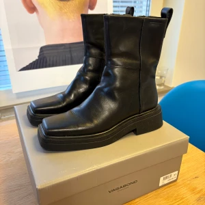 Vagabond EYRA Boots, Storlek 37 - Vagabond EYRA i läder i storlek 37, något stora i storleken. Använda enstaka gång. Nypris: 2200.