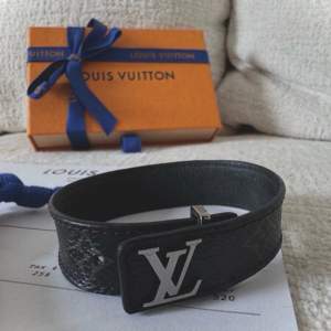 Säljer ett snyggt svart armband från Louis Vuitton i skinn med det klassiska LV-mönstret. Kvitto finns, pris ej hugget i sten.