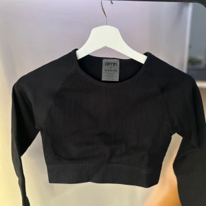 Träningstopp från Aim'n - Snygg svart ribbad träningstopp från Aim'n. 